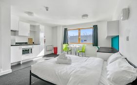 Bright & Central Studio In Luton, Sleeps 2